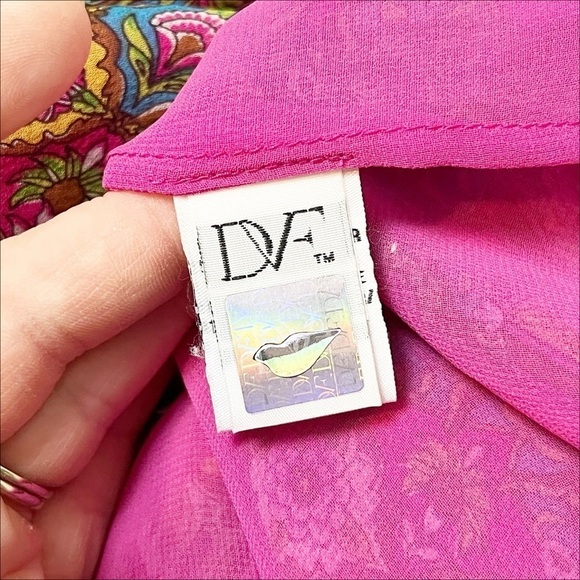 Diane von Furstenberg 100% silk Blakely Sleeveless Blouse 4 top button floral - Picture 7 of 13